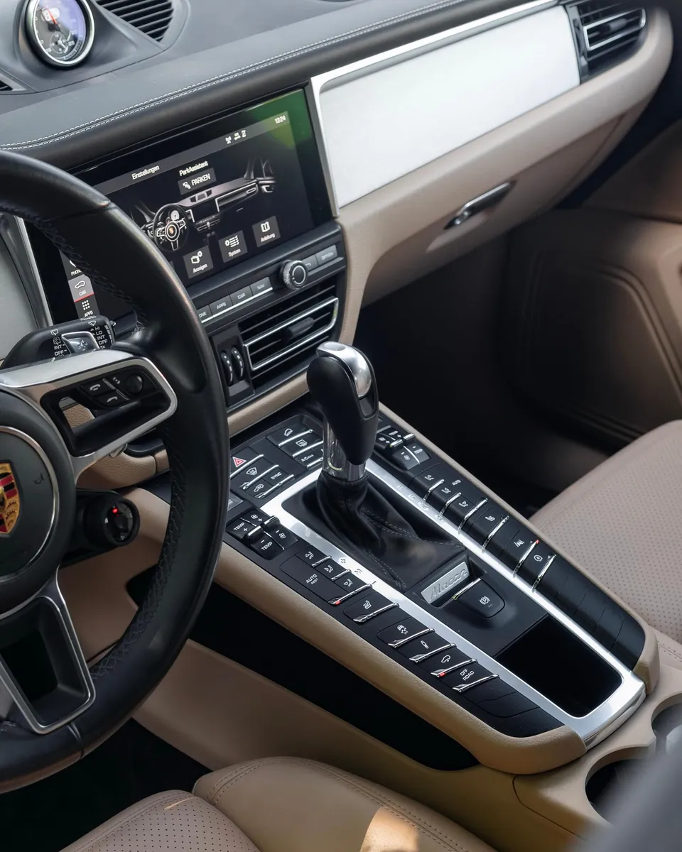 Frame 014 — Porsche Macan S